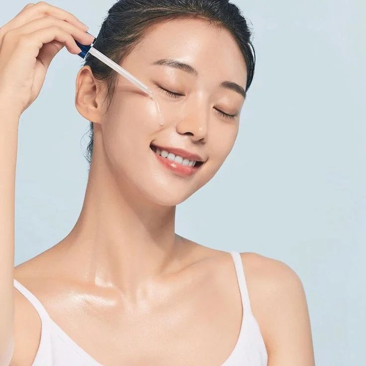 敏感肌的女生在選用護膚品時,建議選用具有保濕和舒緩功能的產品。