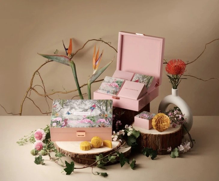 香港朗廷酒店米芝蓮三星食府唐閣推出兩款經典口味月餅:雙黃白蓮蓉及迷你奶黃。