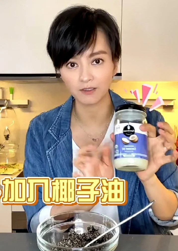 梁詠琪曾分享自製咖啡渣磨砂膏的方法，先將咖啡渣及咖啡糖拌勻，再加入適量椰子油。