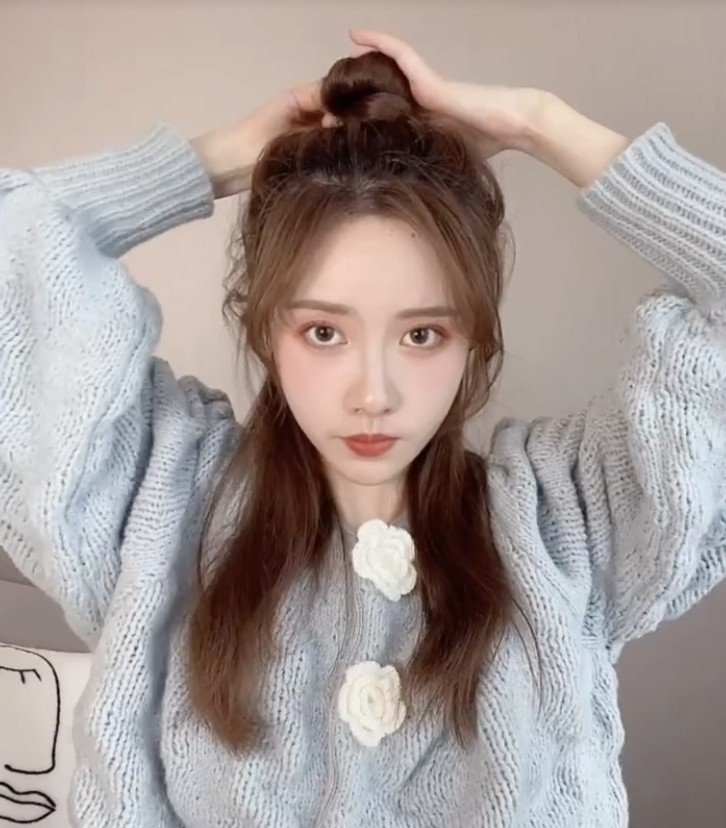 先沿著耳朵為分界線，然後把耳上的頭髮扎起丸子頭。