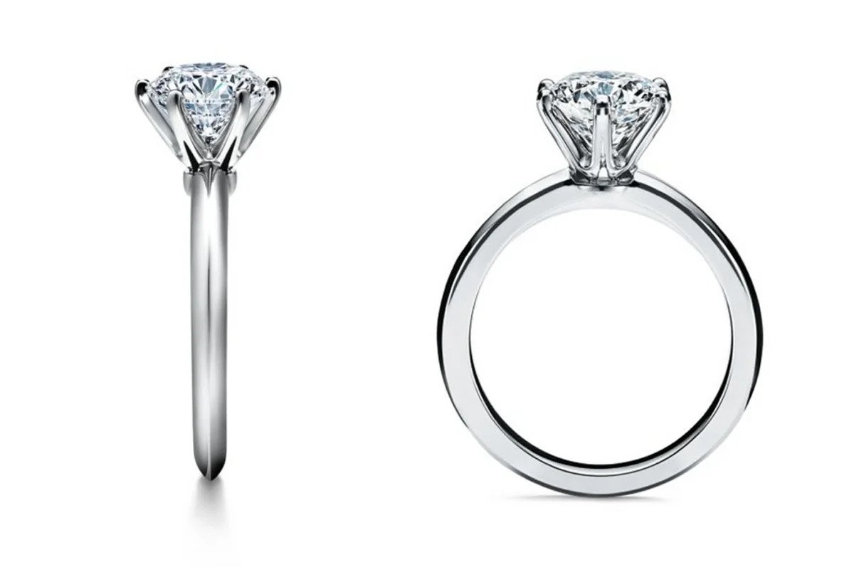 Tiffany® Setting看上去鑽石像凌空於指環和光影之上。