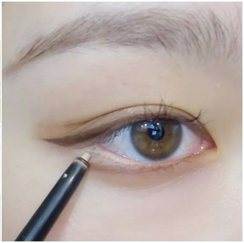 化妝改善三白眼2. 不要畫黑色下眼線。