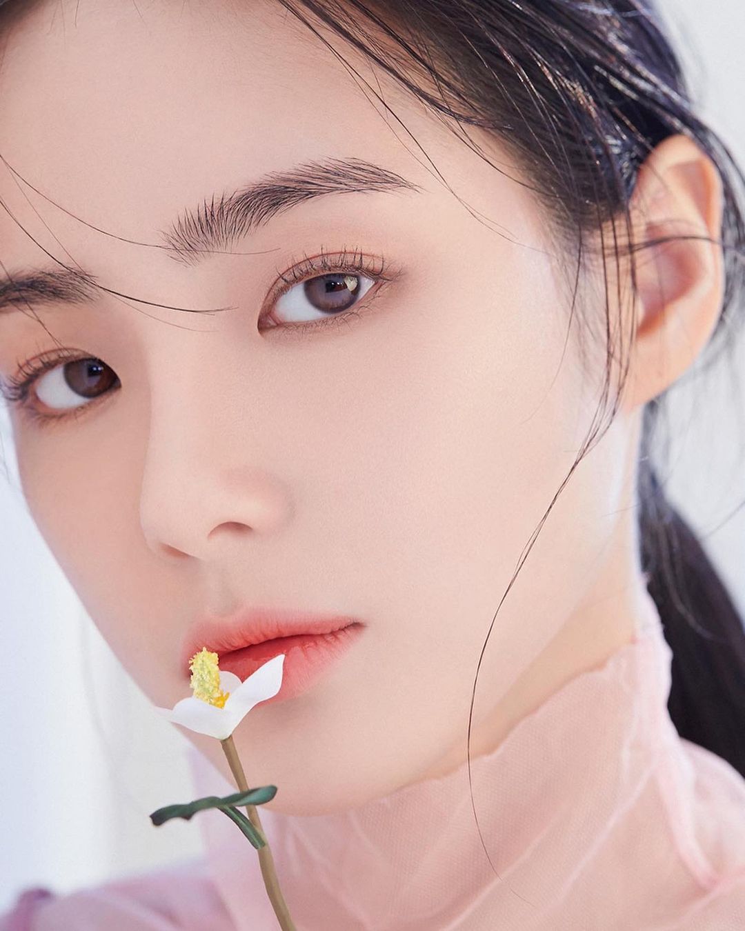 眼部線條乾淨俐落。