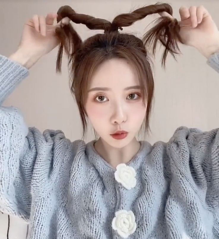 把頭髮分成兩邊並打轉到髮尾。