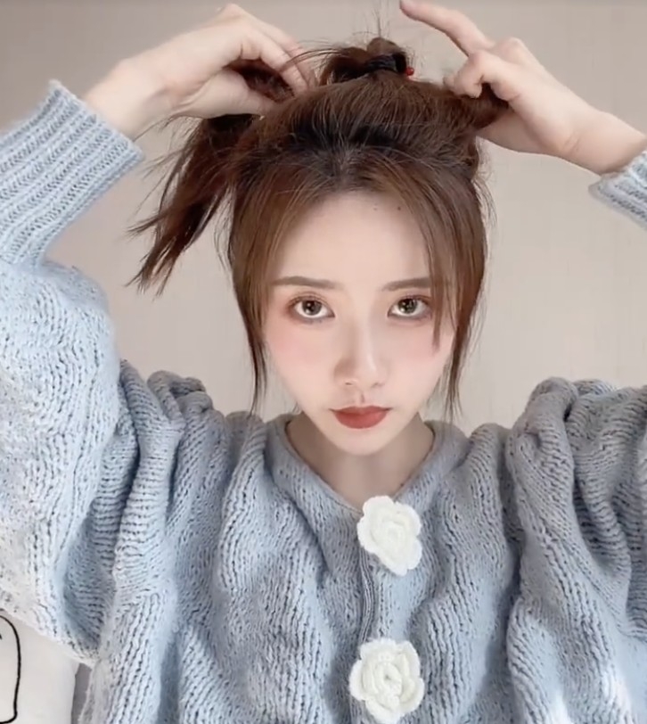 把左右兩邊的頭髮交叉捲起來。