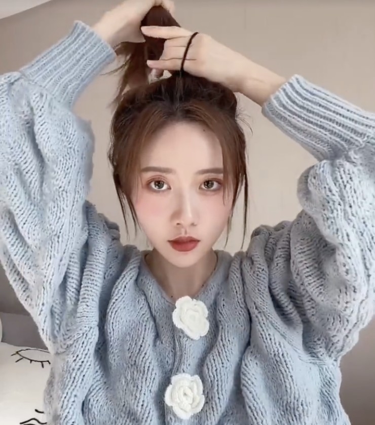 先徒手把頭髮扎成高馬尾，扎越高越好。