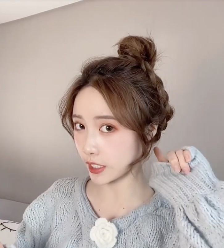 最後把鬢邊向已扎起的丸子頭繞過，用橡筋固定即可。