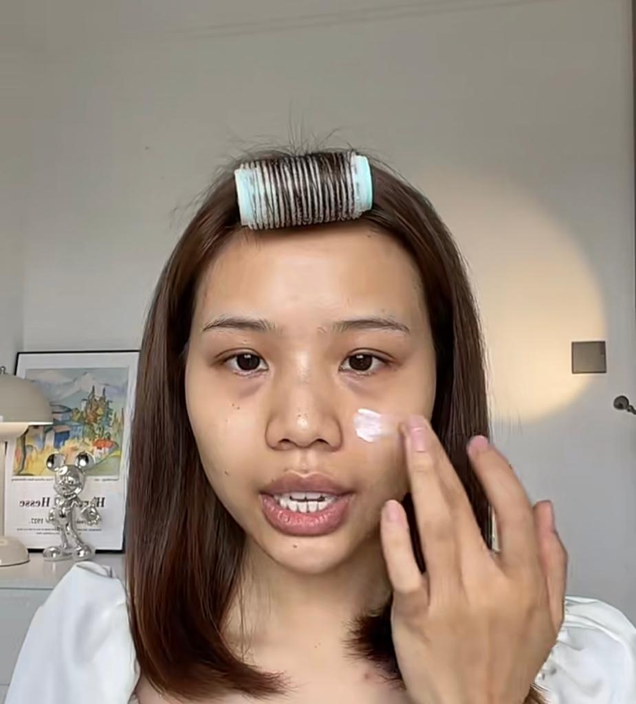 在上妝前塗上水潤乳霜及防曬霜以幫助肌膚打底。