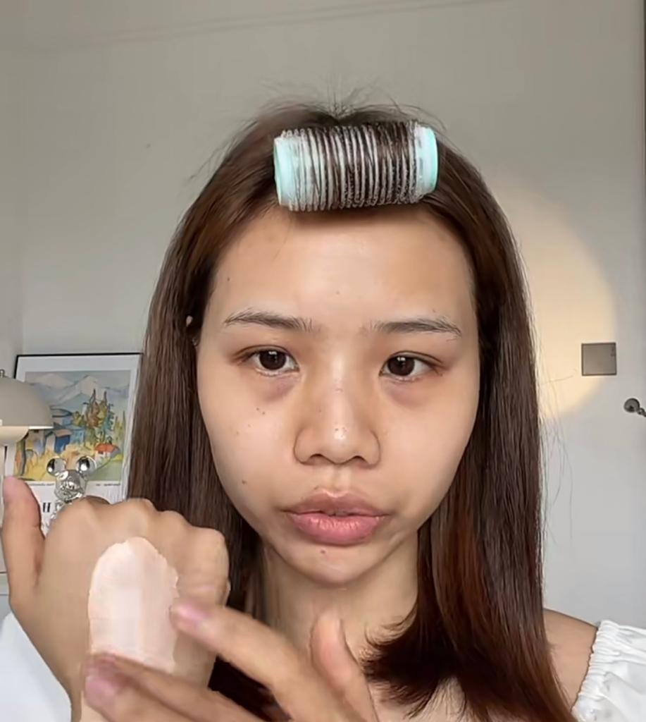 將粉底液先沾在手背上均勻推開。