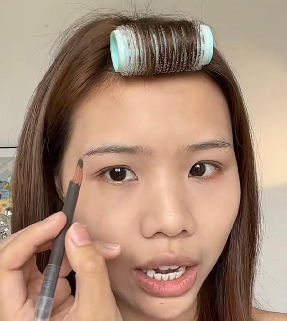 用眉筆由眉毛中間開始，向眉尾位置輕畫。