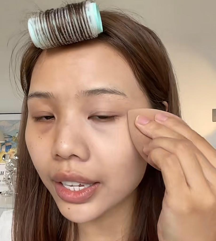 用美妝蛋輕輕由內向外印開，令粉底更輕薄透亮，膚色更均勻。