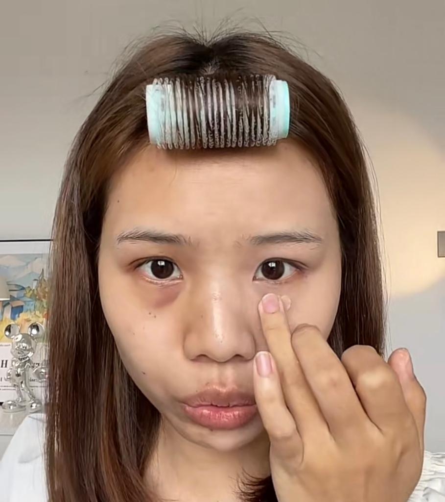 用遮瑕膏塗抹在眼底以遮掉黑眼圈與淚溝。