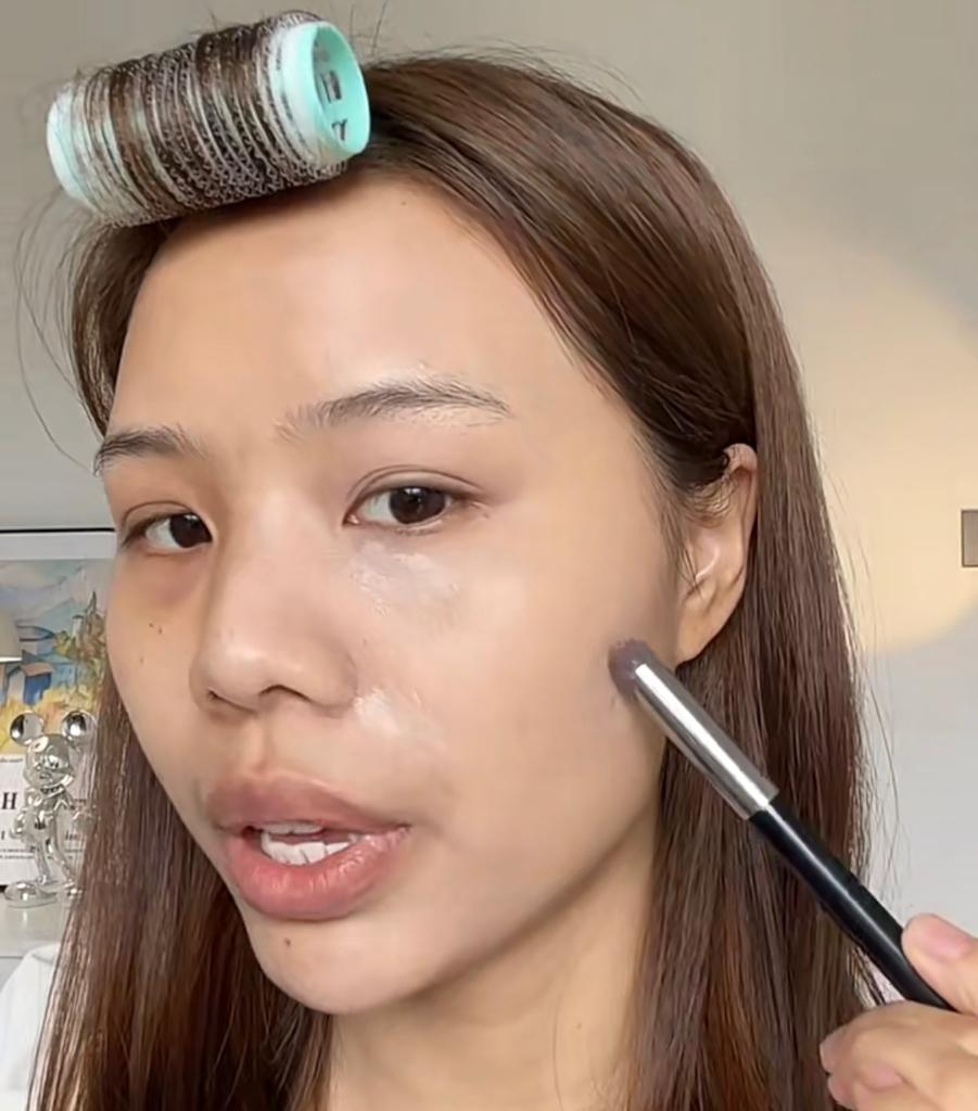 用小號化妝掃將遮瑕膏一點一點輕輕印開至均勻。