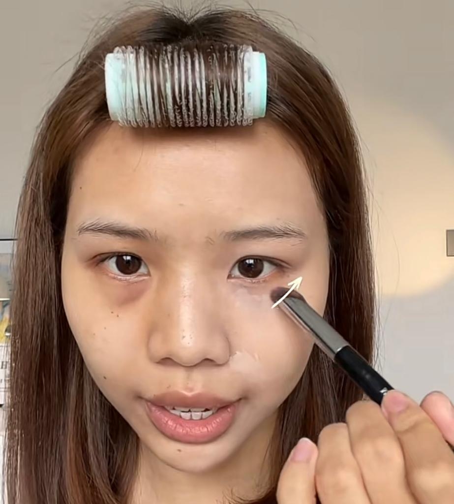 淚溝位置則由下向上掃開。