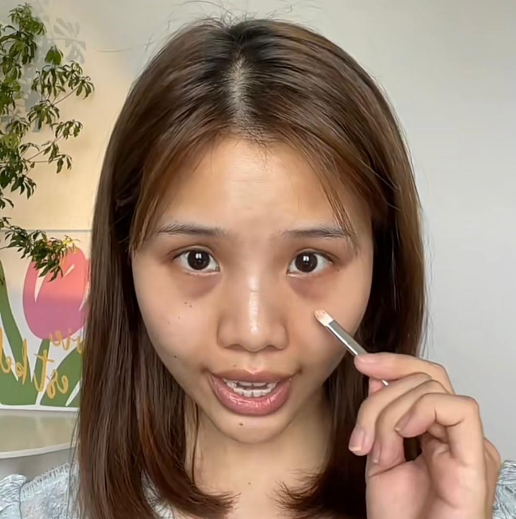 用化妝掃畫在淚溝位置。