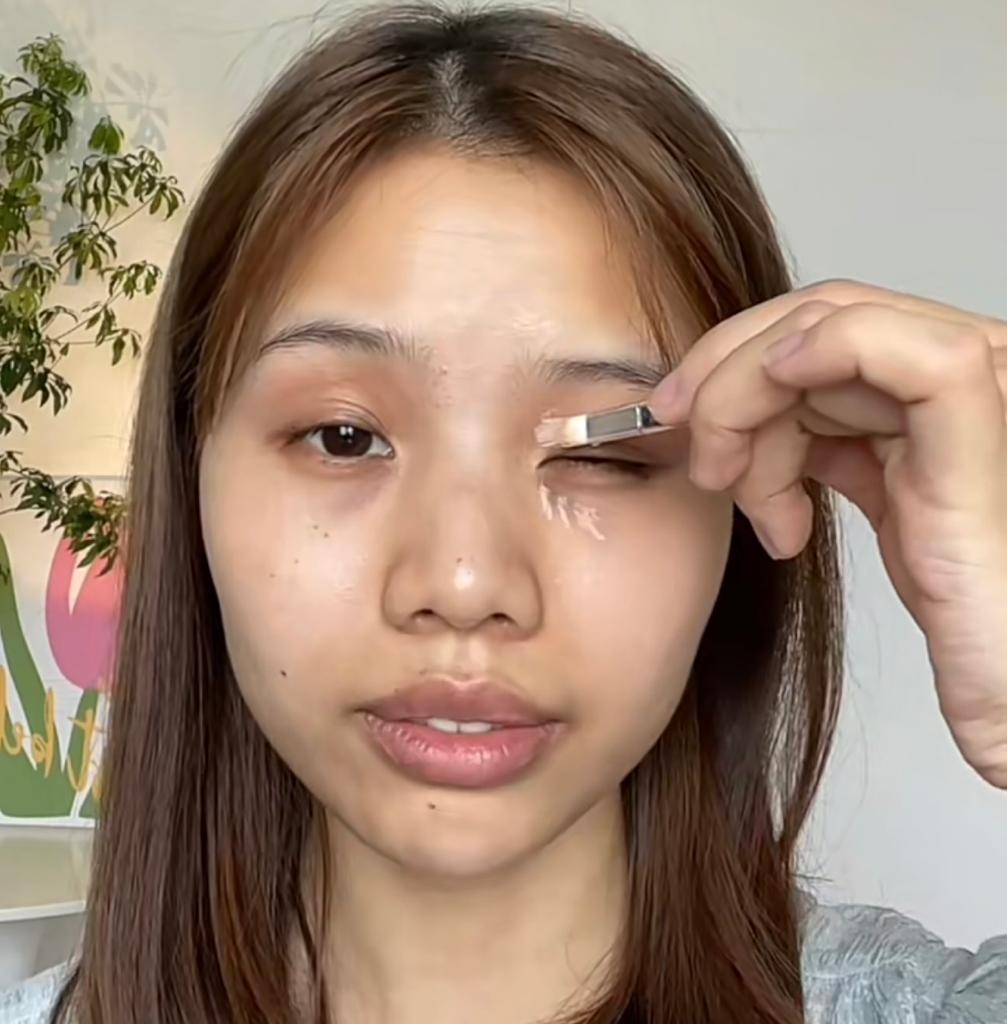 點上上眼瞼眼頭位置，再用小號化妝掃印開。