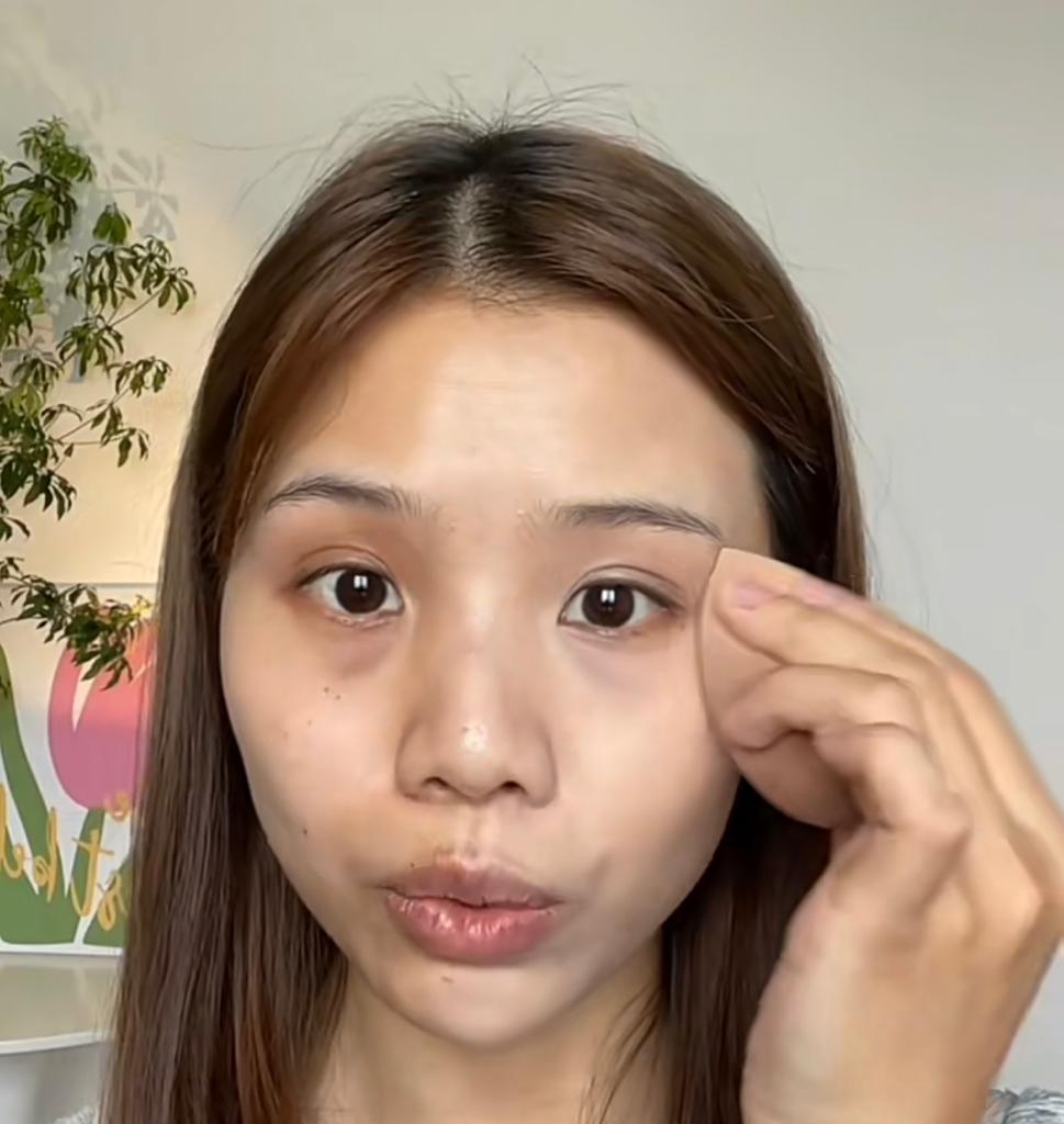 用美妝蛋以印的方法，將遮瑕膏與粉底液融合。