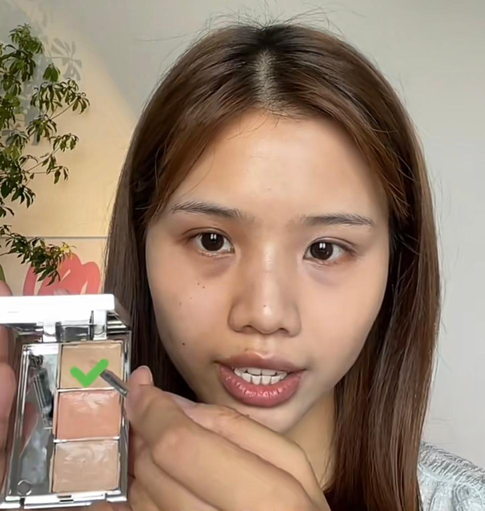 然後用顏色較亮的遮瑕膏用來遮淚溝。