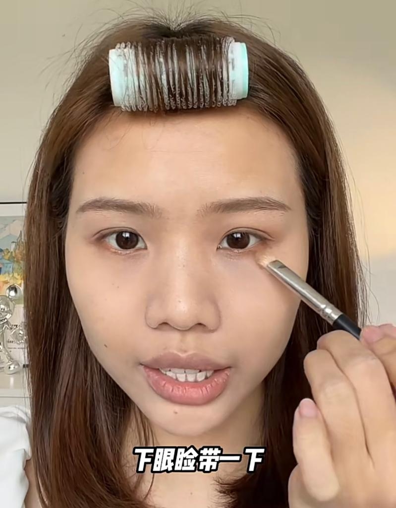 下眼瞼則選用棕色眼影，從後往前帶過一下。