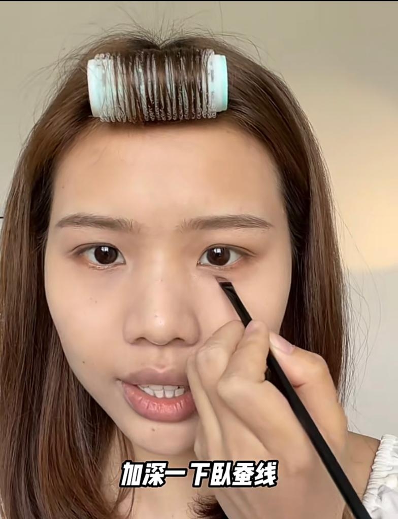 沾取棕色來畫卧蠶，卧蠶大小是眼睛的1/3，由眼頭位置往後延伸即可。