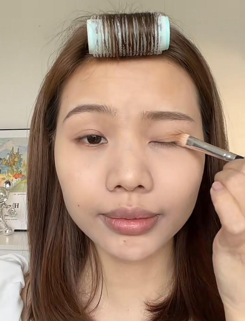 用化妝掃沾取杏棕色眼影，掃在整個眼窩作打底。