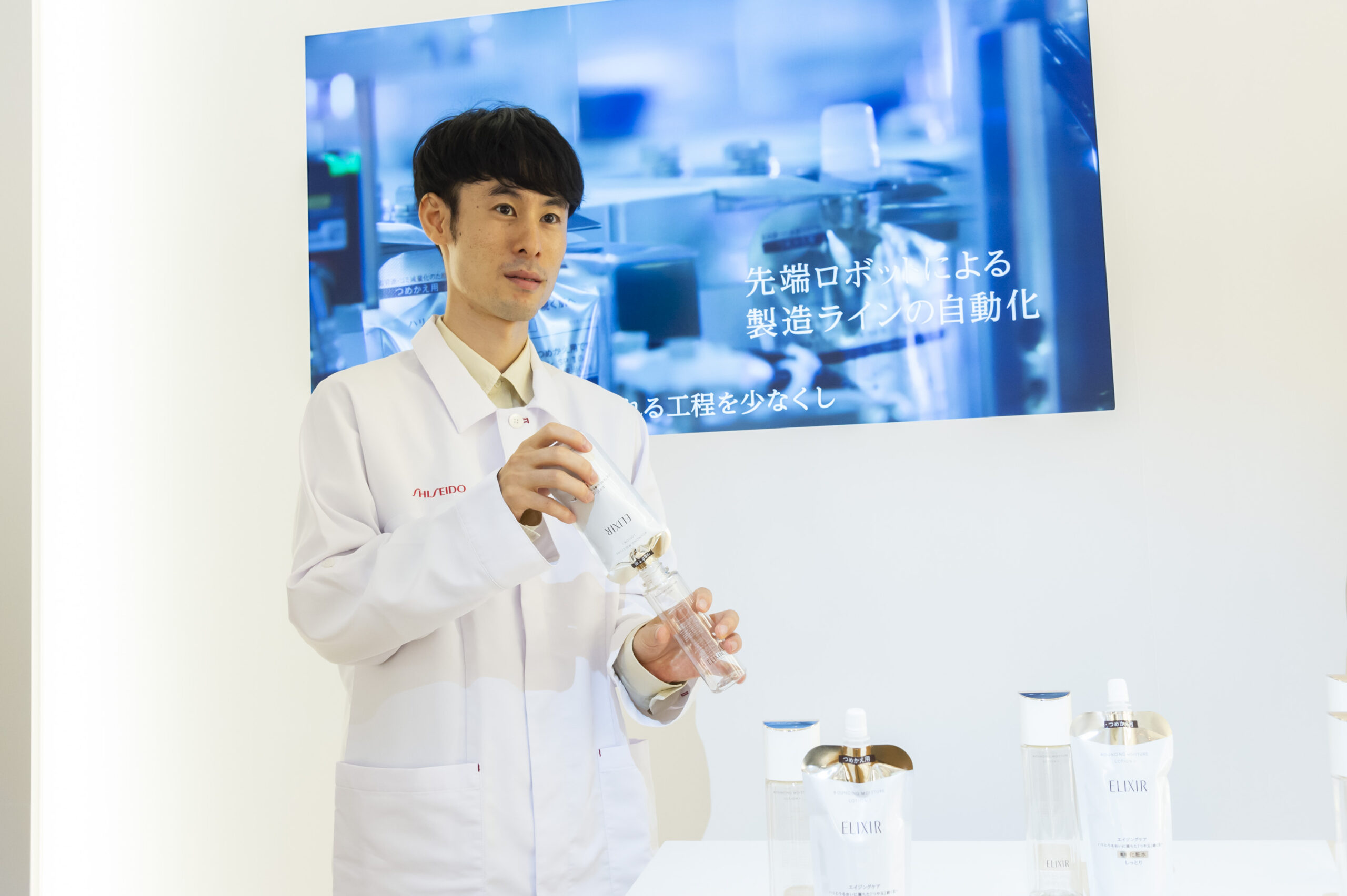 科研人員示範如何使用全新膠原彈潤精華水乳液組合補充裝