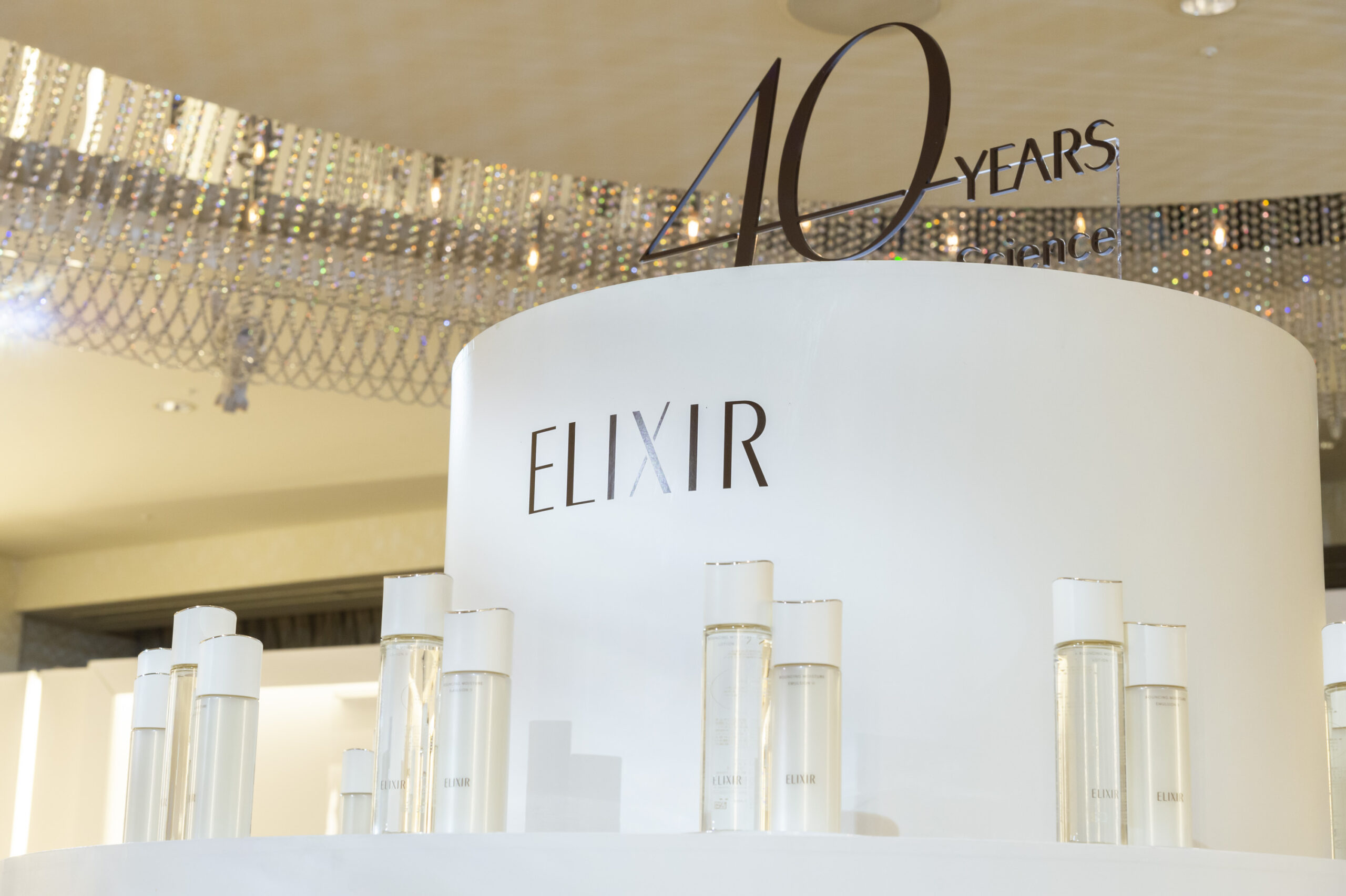 由ELIXIR膠原彈潤精華水乳液組合佈置成的巨大蛋糕形打卡區
