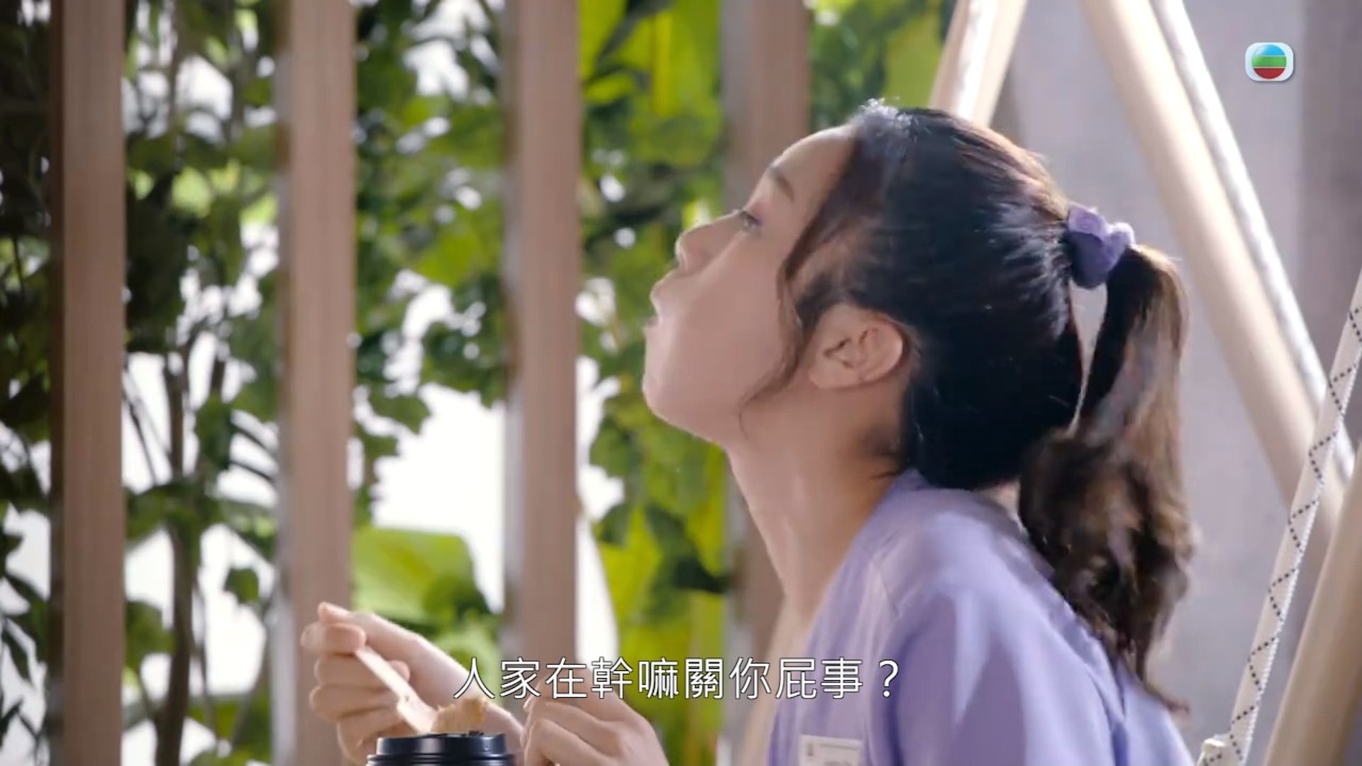 何沛珈滿口都塞滿食物，還要一路講對白，谷到面珠脹卜卜。