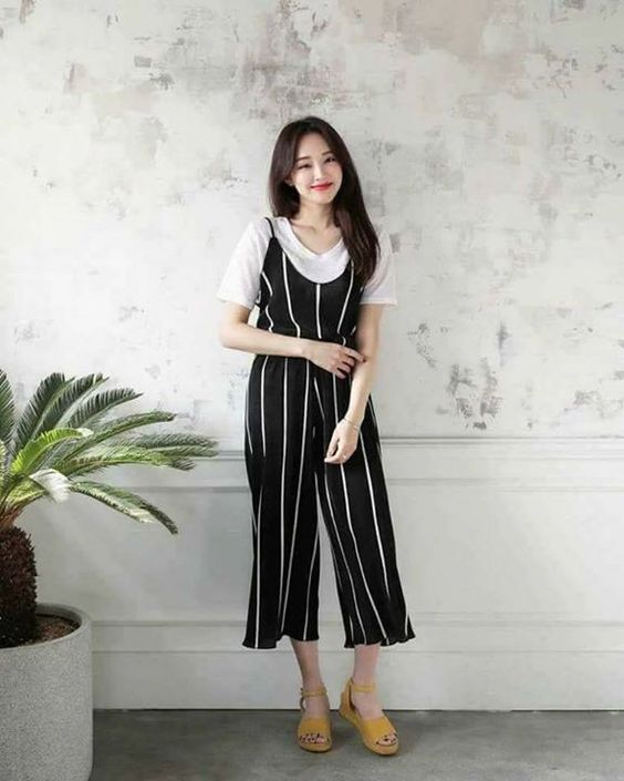 選擇腰身設計的連身褲不會看起來像嬰兒連體衣。