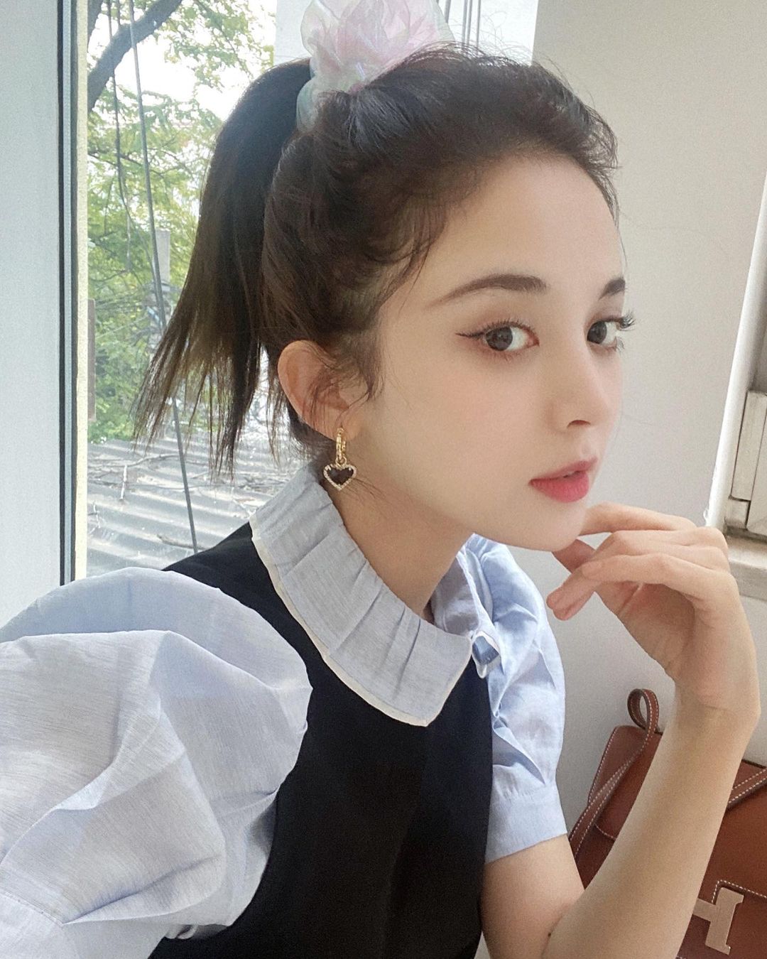 將頭髮全部往上梳有助遮住布丁頭。