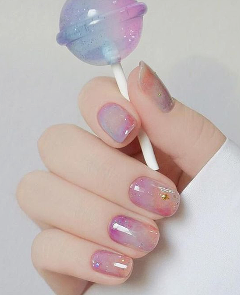 不少女生都會Gel甲，但持續的美甲行為可能使指甲變薄、變黃。