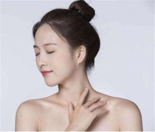 皮膚醫生建議，先找出頸紋成因，針對性地對症下藥才是最有效去頸紋方法。
