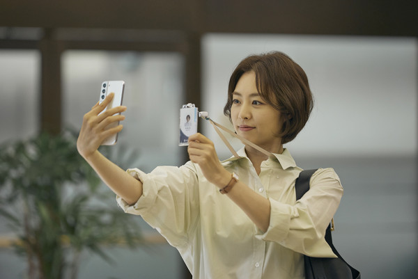 工作不專業的小細節：不時拿出手機。