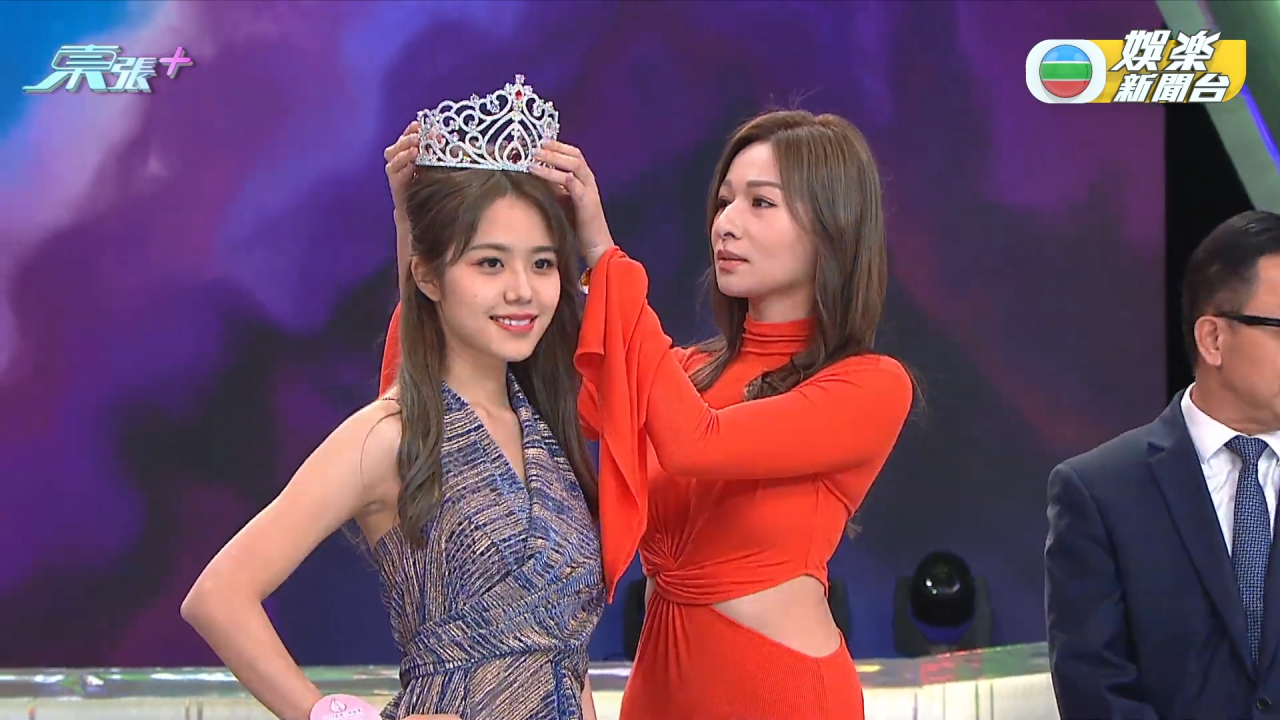 莊子璇被抽中試戴后冠。