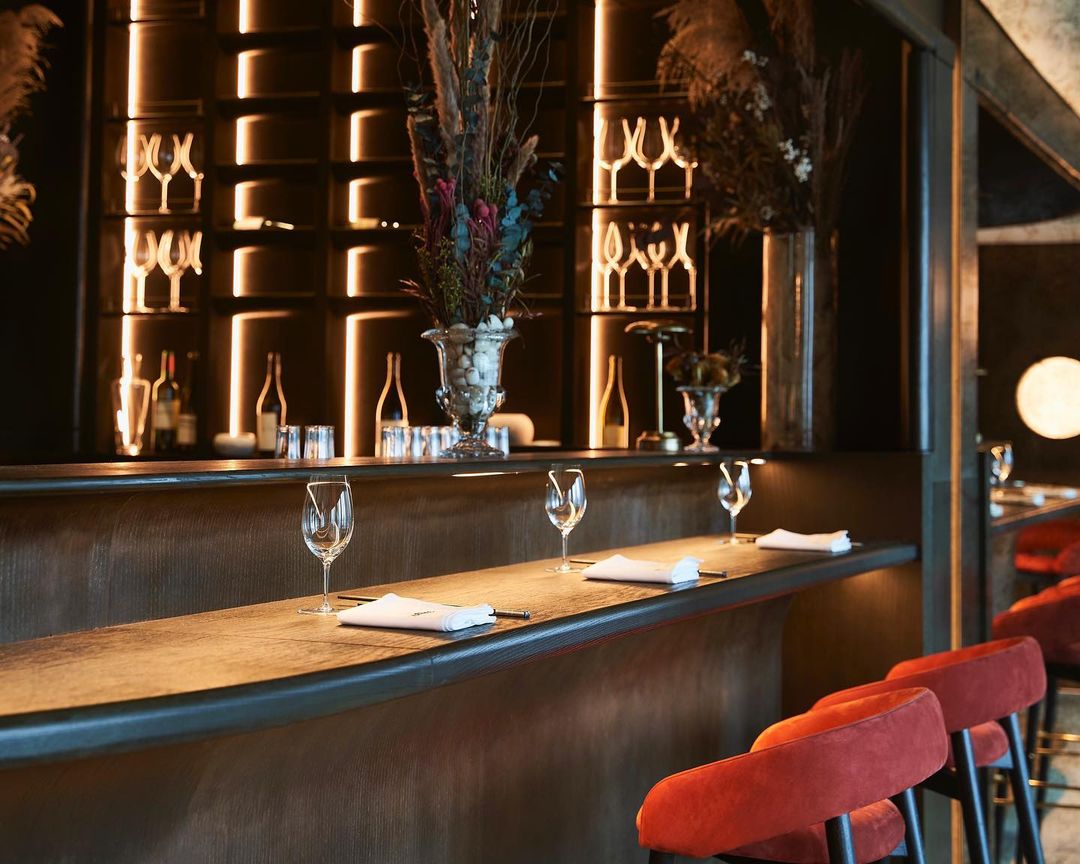 Clarence的the Raw & Wine Bar