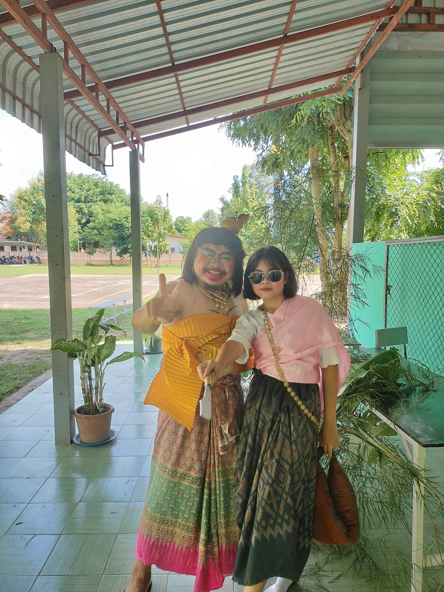 父親Joe「變身」成母親的模樣出現在養女面前。