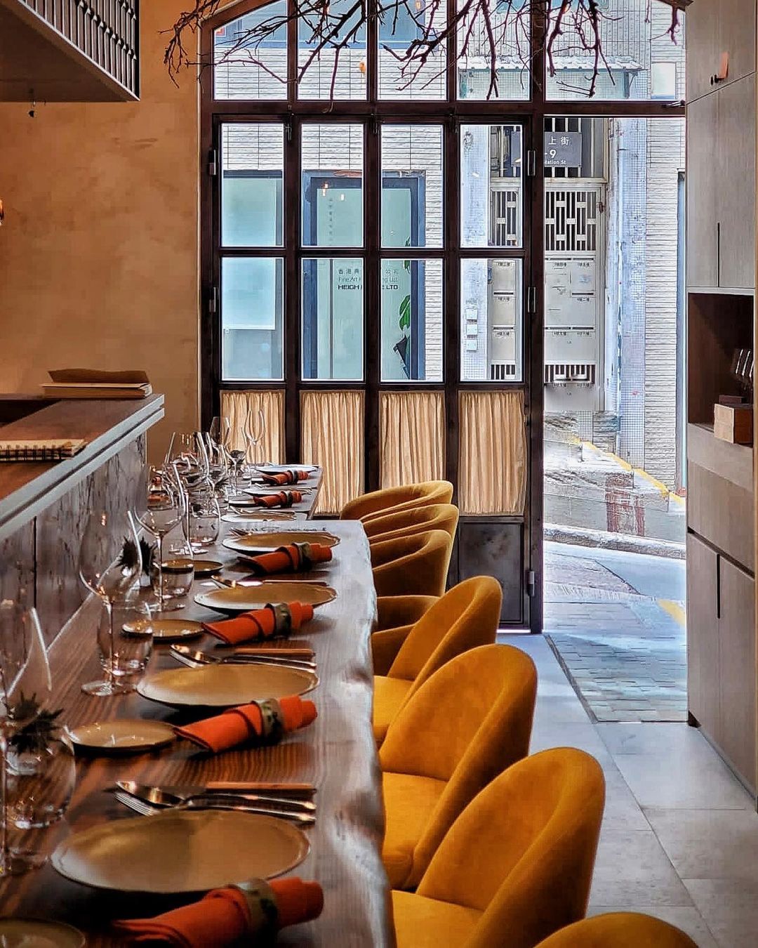 Racines以南法小酒館裝潢為主。