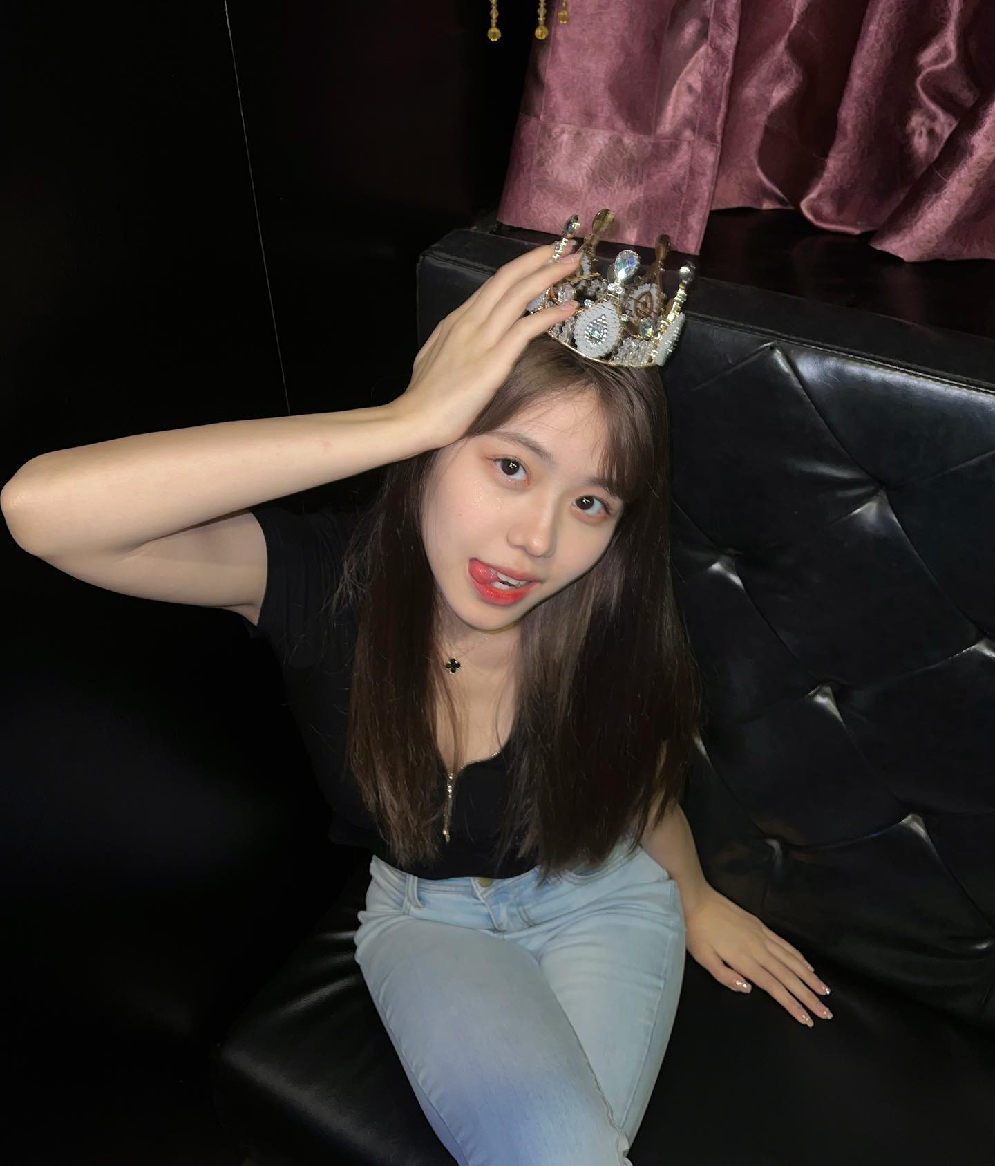 不時扮可愛自拍。