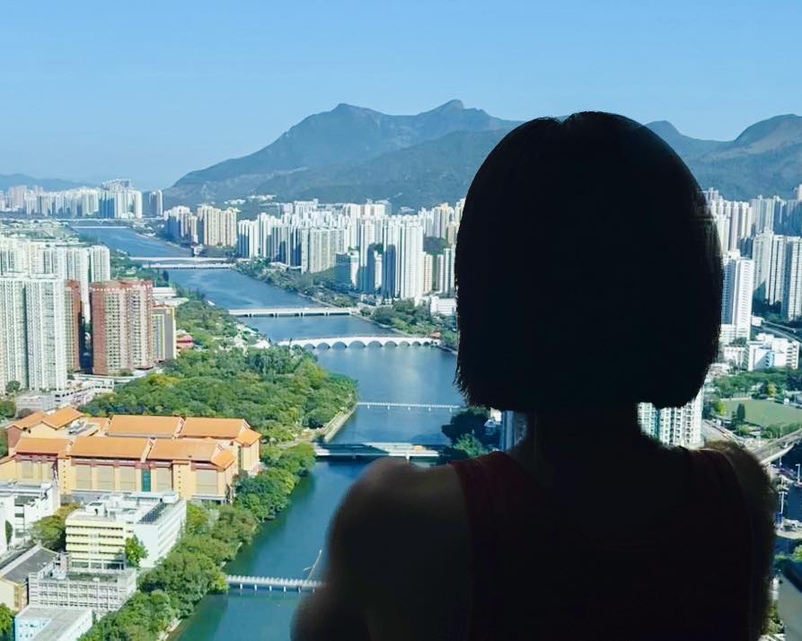 方健儀晒出對住城門河的背影照：「新一頁！」，宣布正式新居入伙！