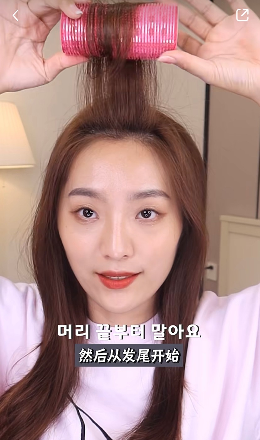 夾住瀏海尾端，從髮尾開始「由後往前」往髮根捲。