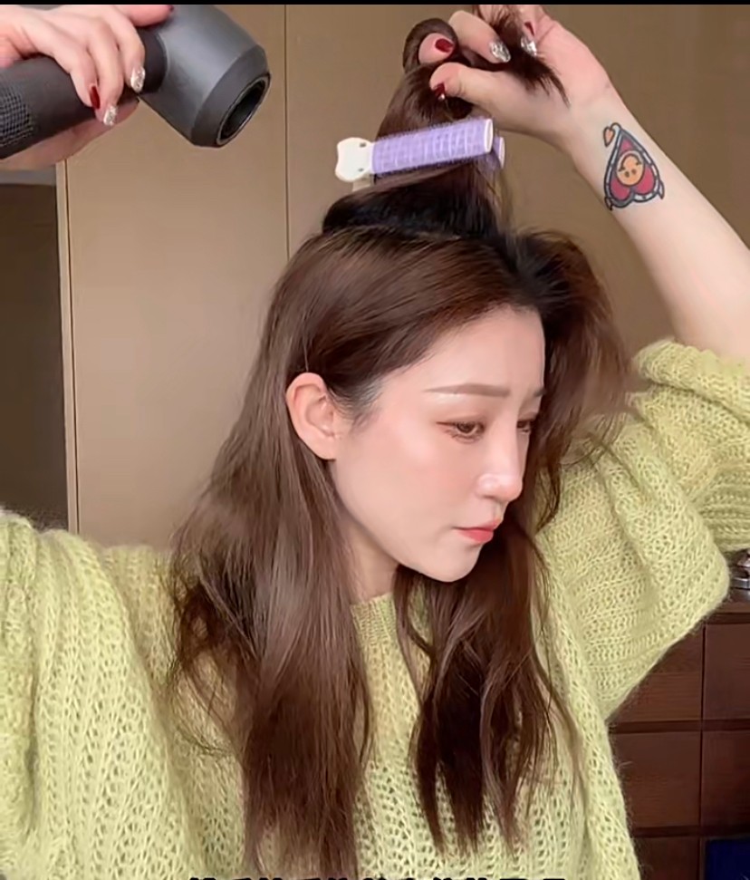 最後，用吹風筒加熱，再把髮根蓬鬆夾拿下來。