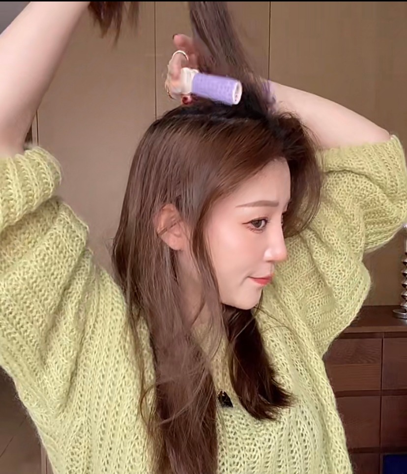 抓取一些靠近後腦勺區域的頭髮，往前拉45度角後，拿髮根蓬鬆夾「由後往前」夾住。