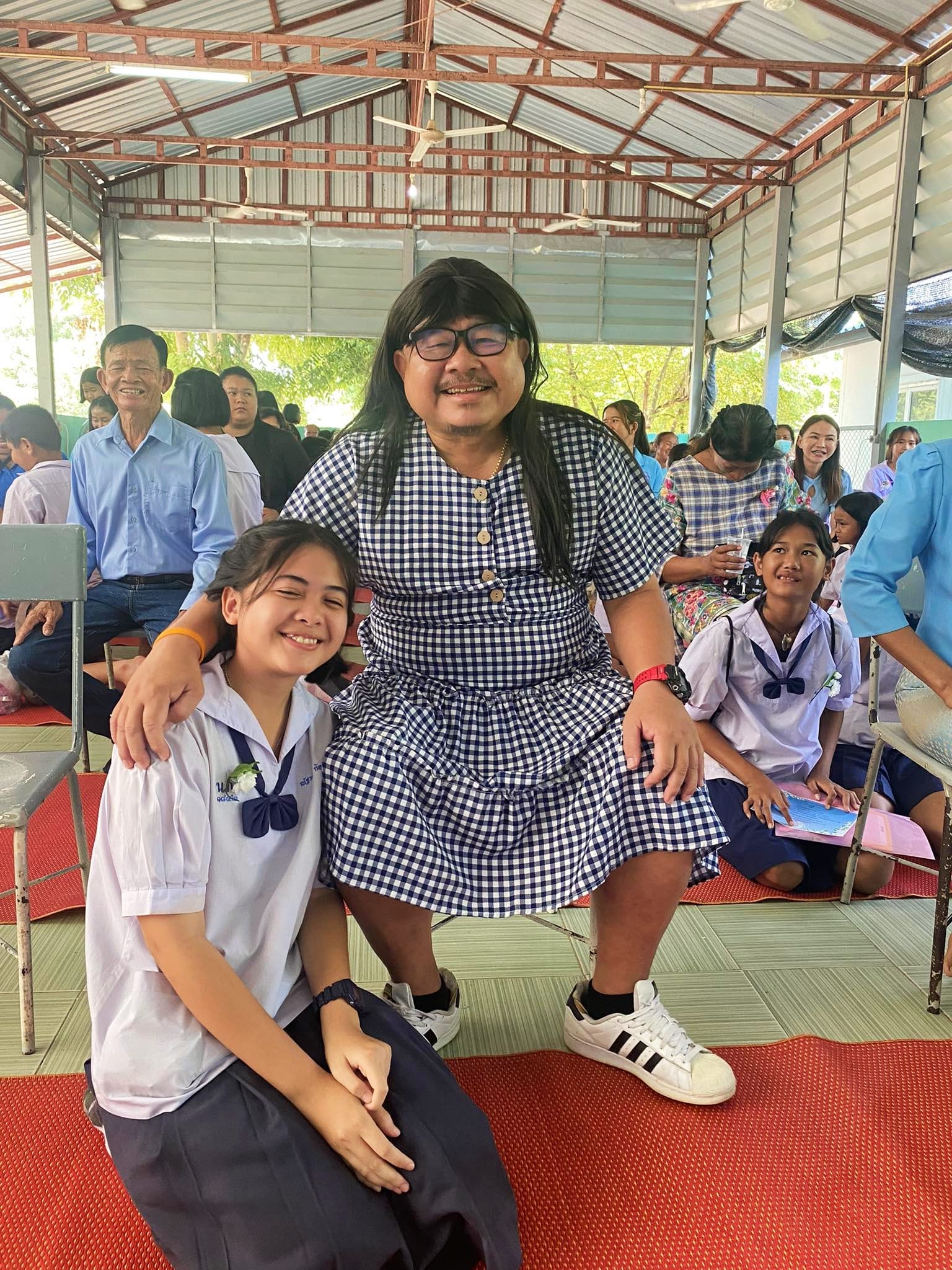 泰國一名48歲的單親爸爸喬伊（Pratchaya Joe Tadeebu）為了不讓女兒儂科霖（Nong Cream）在同學面前感到自卑，男扮女裝出席母親節活動。