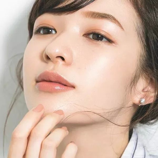 水光妝強調的是肌膚自然的光澤、自然零妝感。