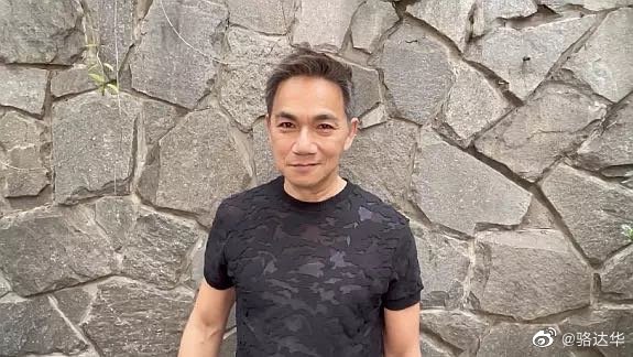 「TVB御用奸人」駱達華近日在內地網紅酒吧登台。