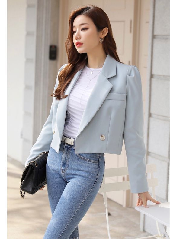 一件T-shirt搭配外套，非常摩登呢！