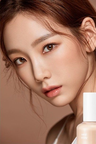 裸妝則強調自然妝感,可以完美打造出偽素顏,而且比平日更加明亮動人。
