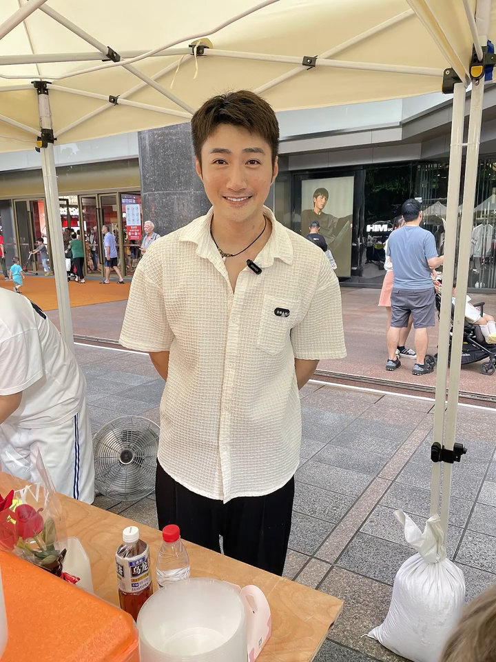 蔡淇俊大方讓網民影相。