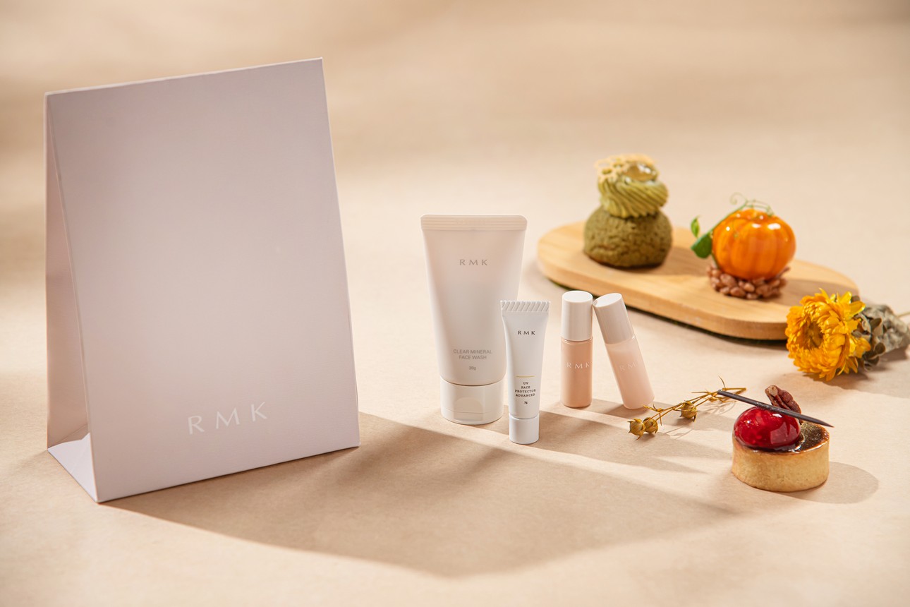 每位惠顧下午茶的客人可獲贈RMK潔膚底妝旅行套裝乙份
