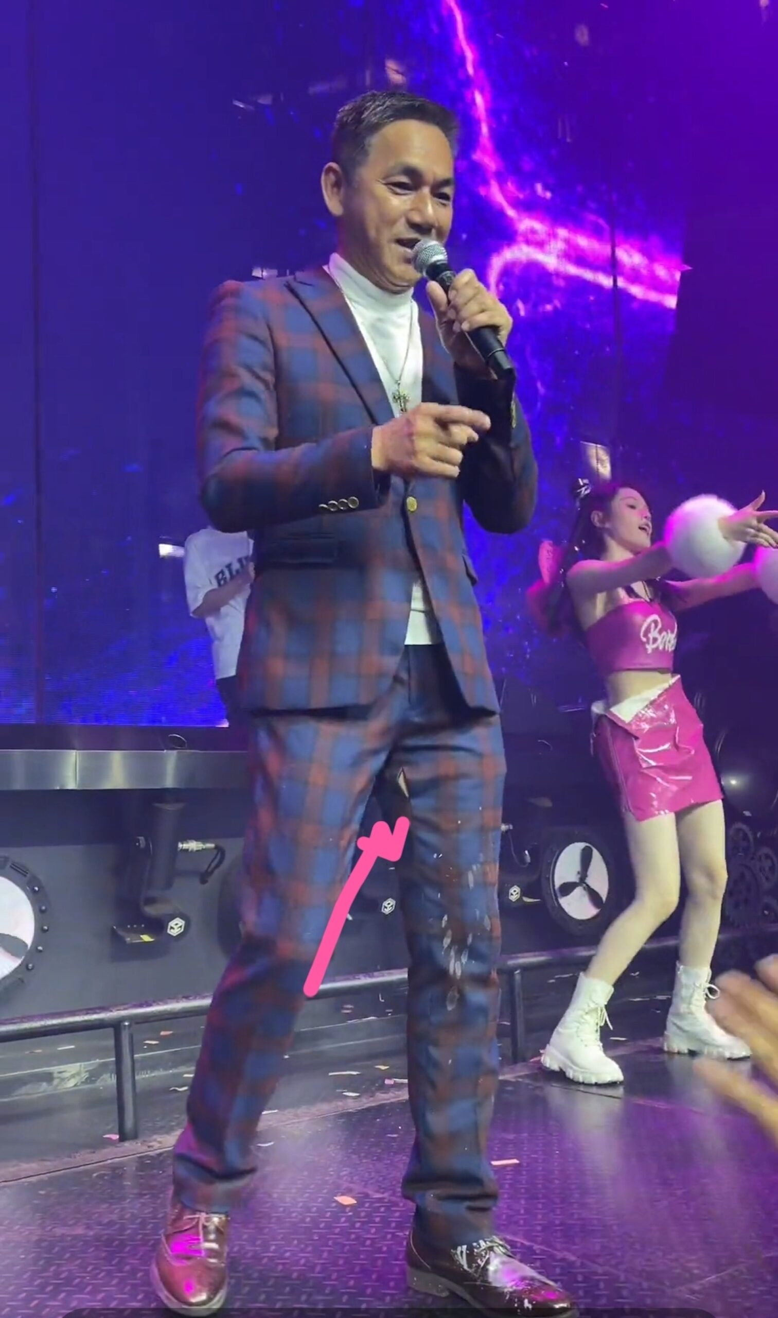 眼尖網民發現駱達華的褲子左邊大腿內側位置穿了一個小小的窿。